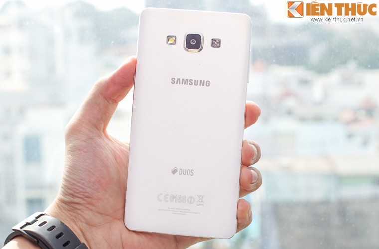 Trai nghiem dien thoai Samsung Galaxy A7 vua ban o Viet Nam-Hinh-4